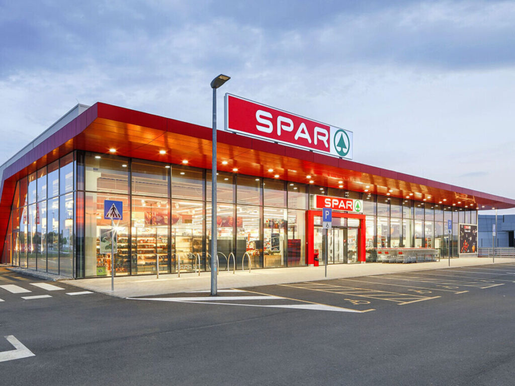 Spar Worker Masturbating and Squirting On Camera